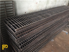 Bậc cầu thang grating