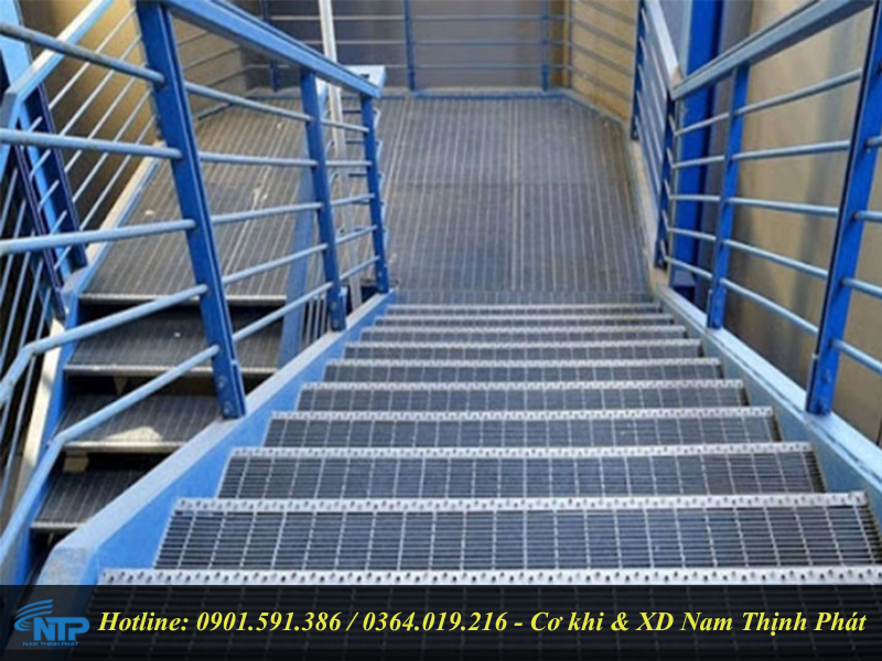 Bậc cầu thang grating